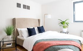 Riverside Two Bedroom Apartment In Canary Wharf